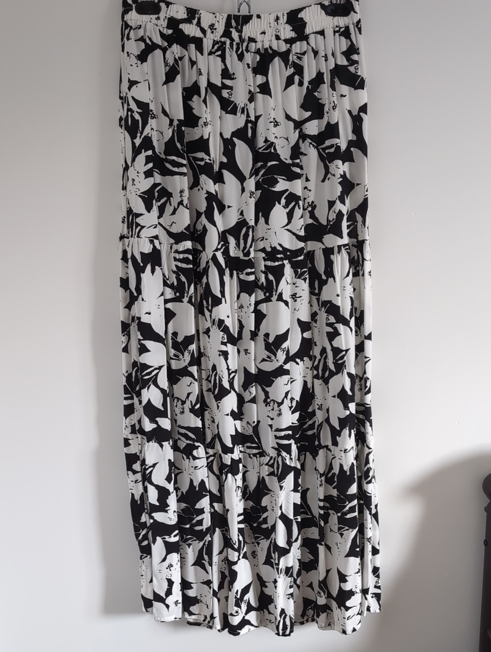 Forever 21 Black and White Floral Tiered Maxi Skirt - Elastic Waist